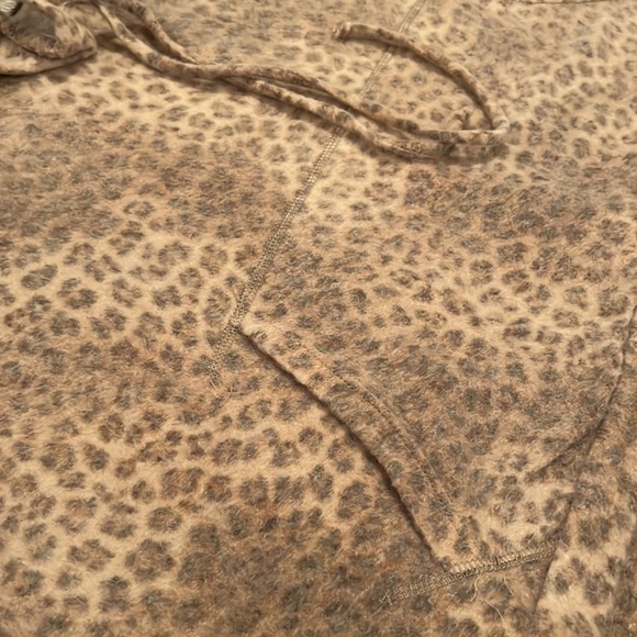 NWT matching lounge blush leopard sweater and pant - Picture 4 of 11